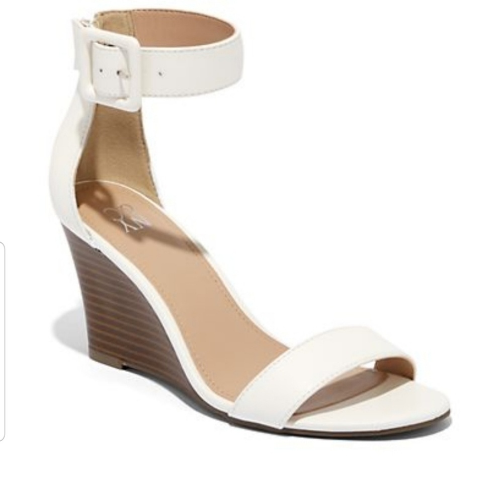 New York & Company Comfy White wedge sandal